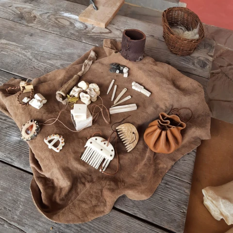 Workshop: Römisches Knochenschnitzen, Schnüre zwirnen und römischer Perlenhandel