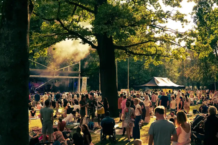 CHANCE Festival 2026: Frankophone Popkultur, europäischer Dialog und gelebte Demokratie im Düsseldorfer Hofgarten