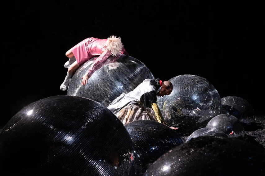 Meg Stuart/Damaged Goods & Dance On Ensemble ›GLITCH WITCH‹