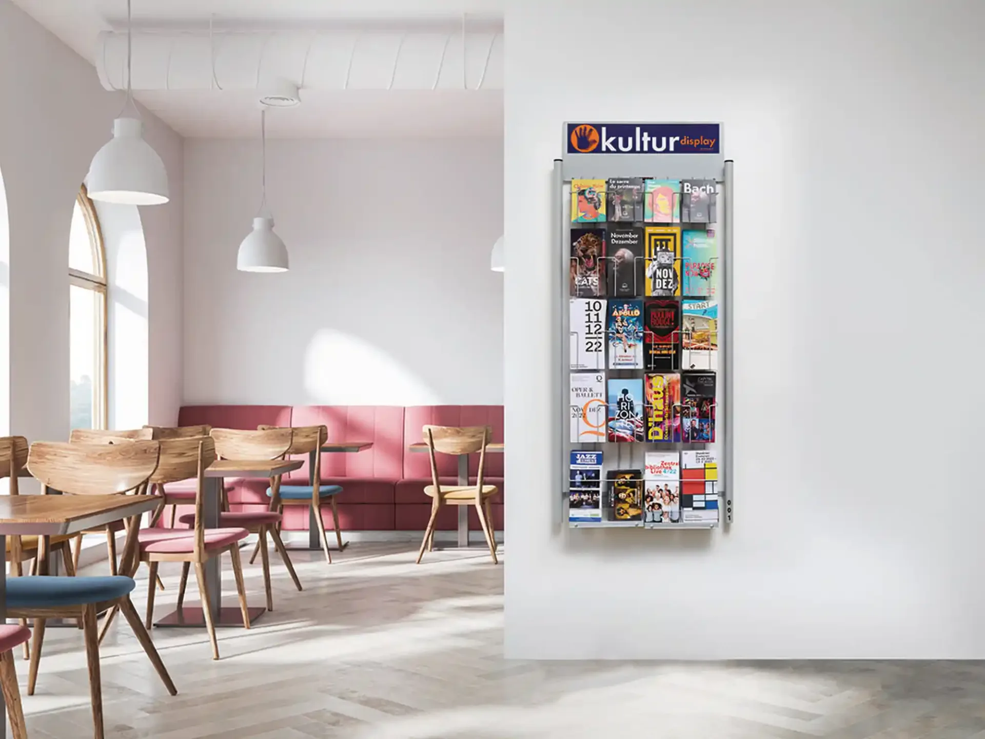 Großes KulturDisplay in heller Restaurantumgebung
