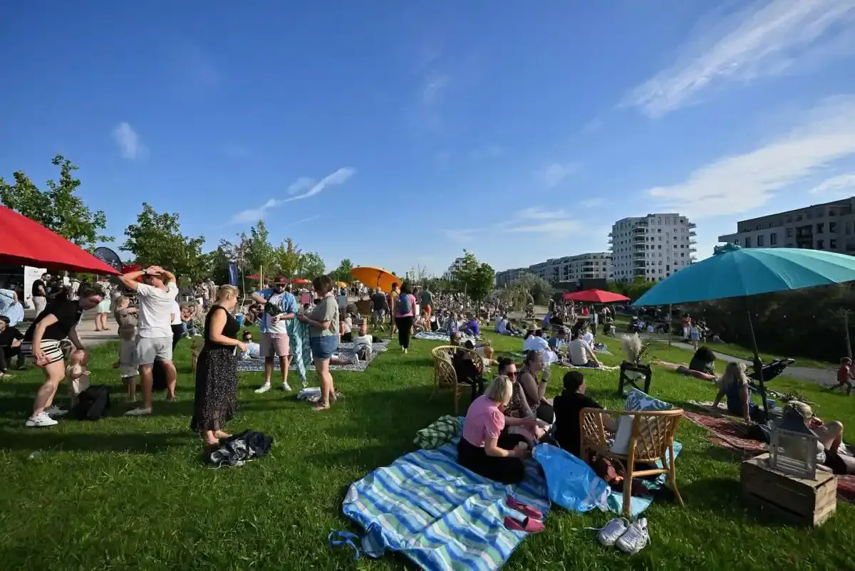 Sommerliche Wiesenstimmung beim Liebe das Leben Pempelfort Music Weekend