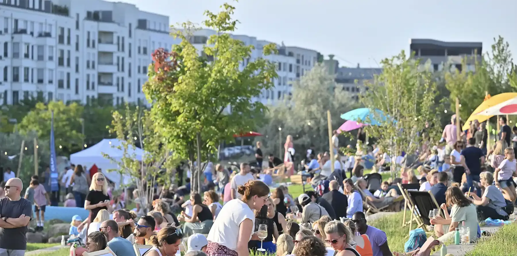Menschen genießen den Sommer beim Liebe das Leben Pempelfort Music Weekend