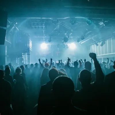 Tanzendes Publikum in einem Club