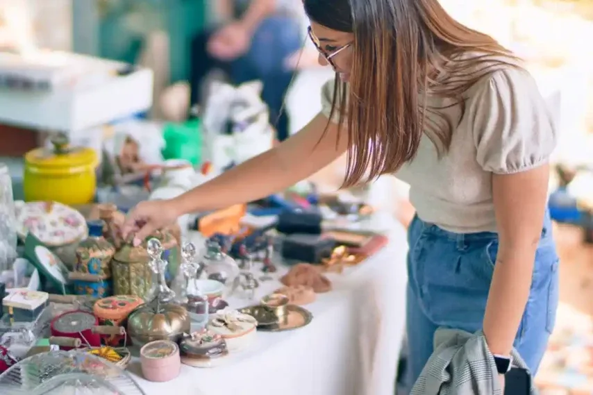 kulturgehtweiter-troedelmarkt-flohmarkt-platzhalter-junge-frau-an-einem-stand.webp