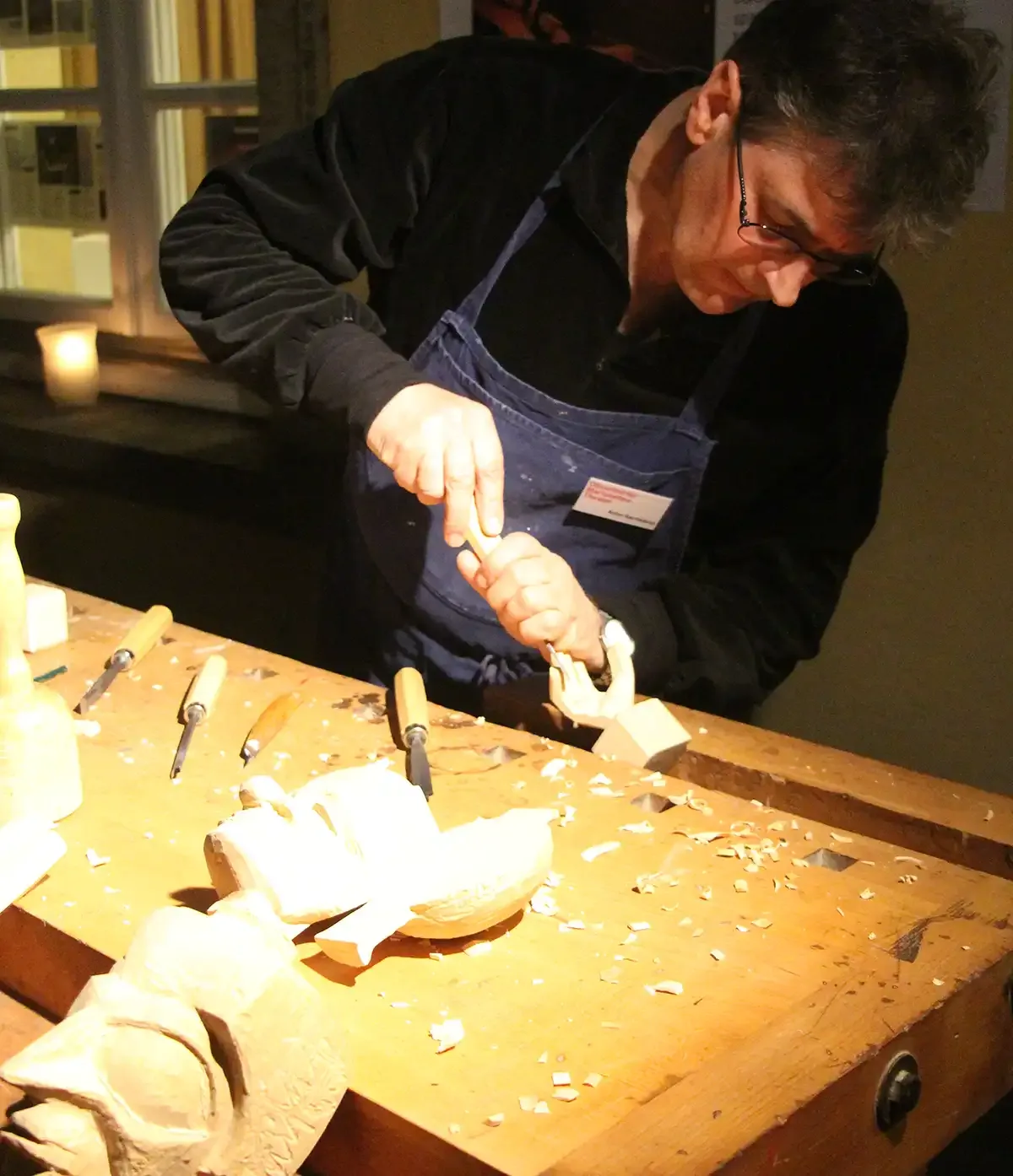 Anton Bachleitner beim Schnitzen einer Marionette