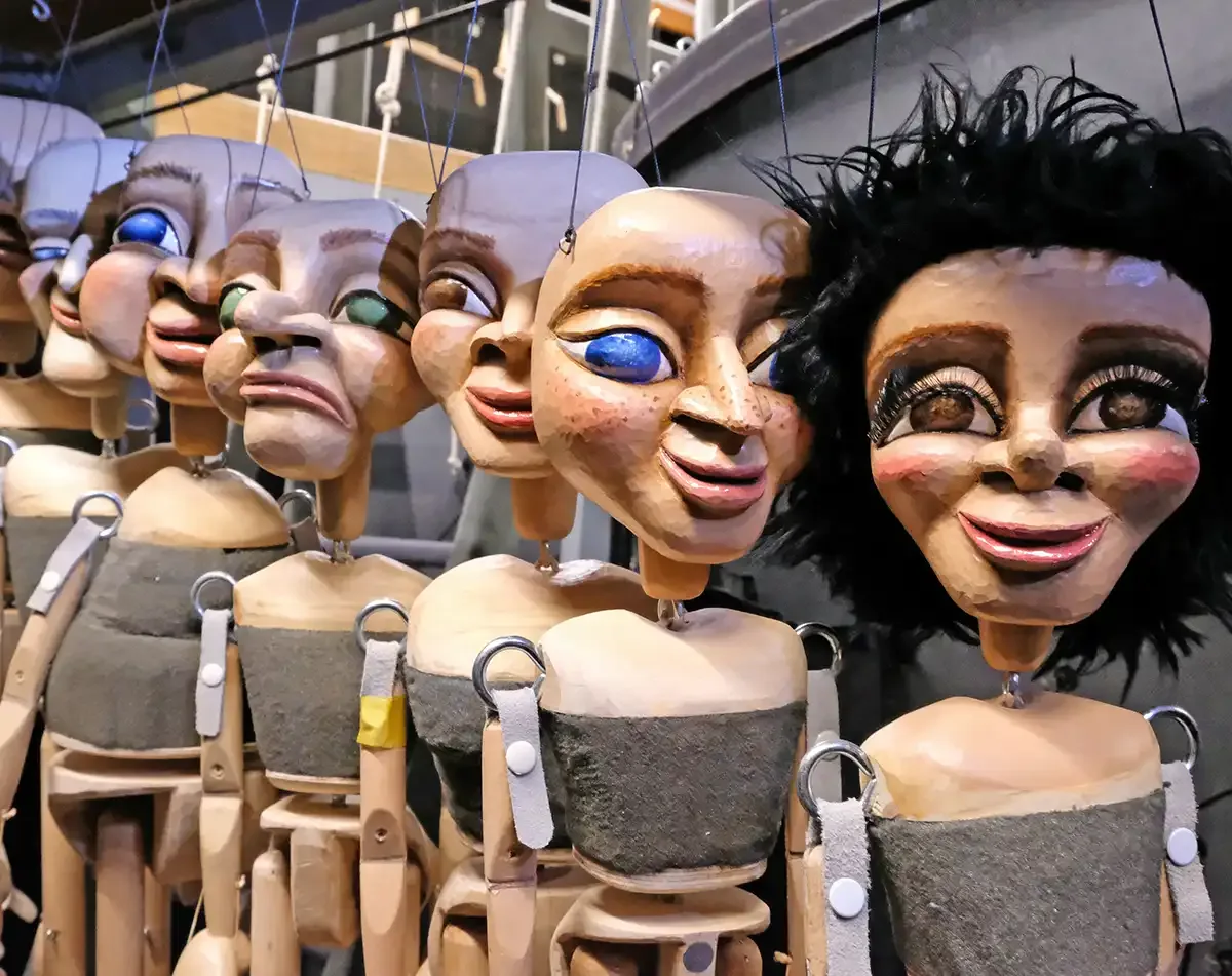 Verschiedene Versionen der Momo-Marionette im Fundus
