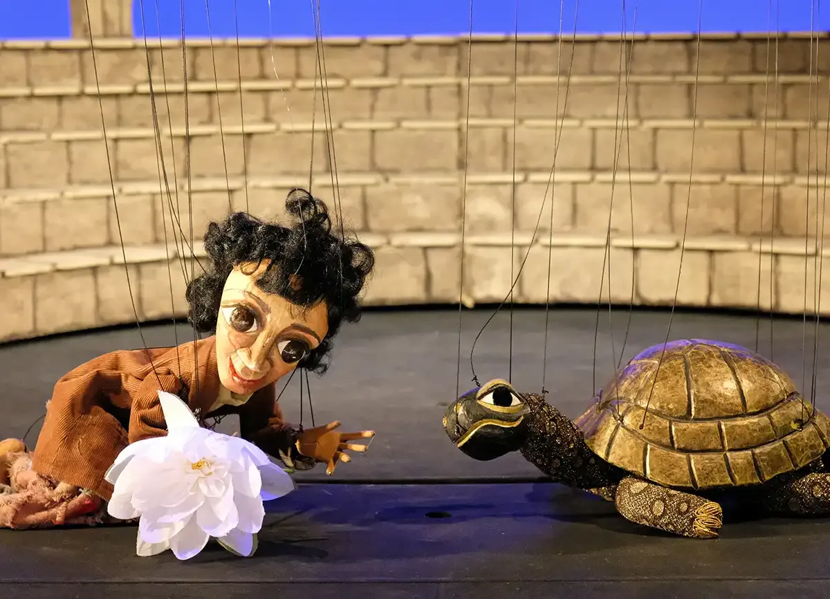 Momo und die Schildkröte Kassiopeia als Marionetten auf der Bühne