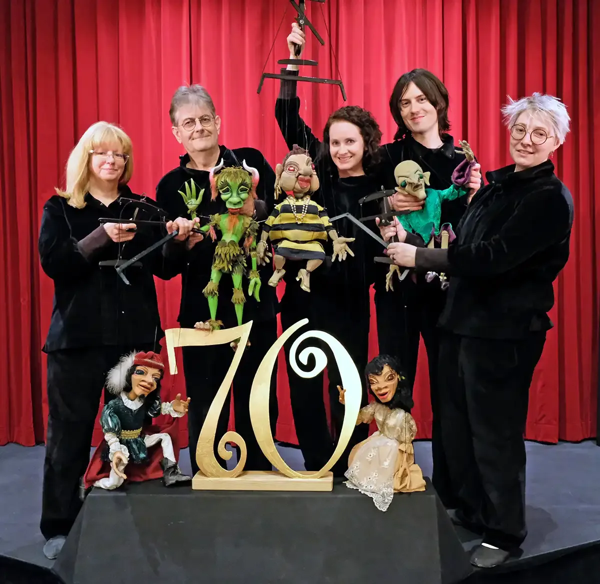 Das fünfköpfige Ensemble des Düsseldorfer Marionetten-Theaters mit Marionetten