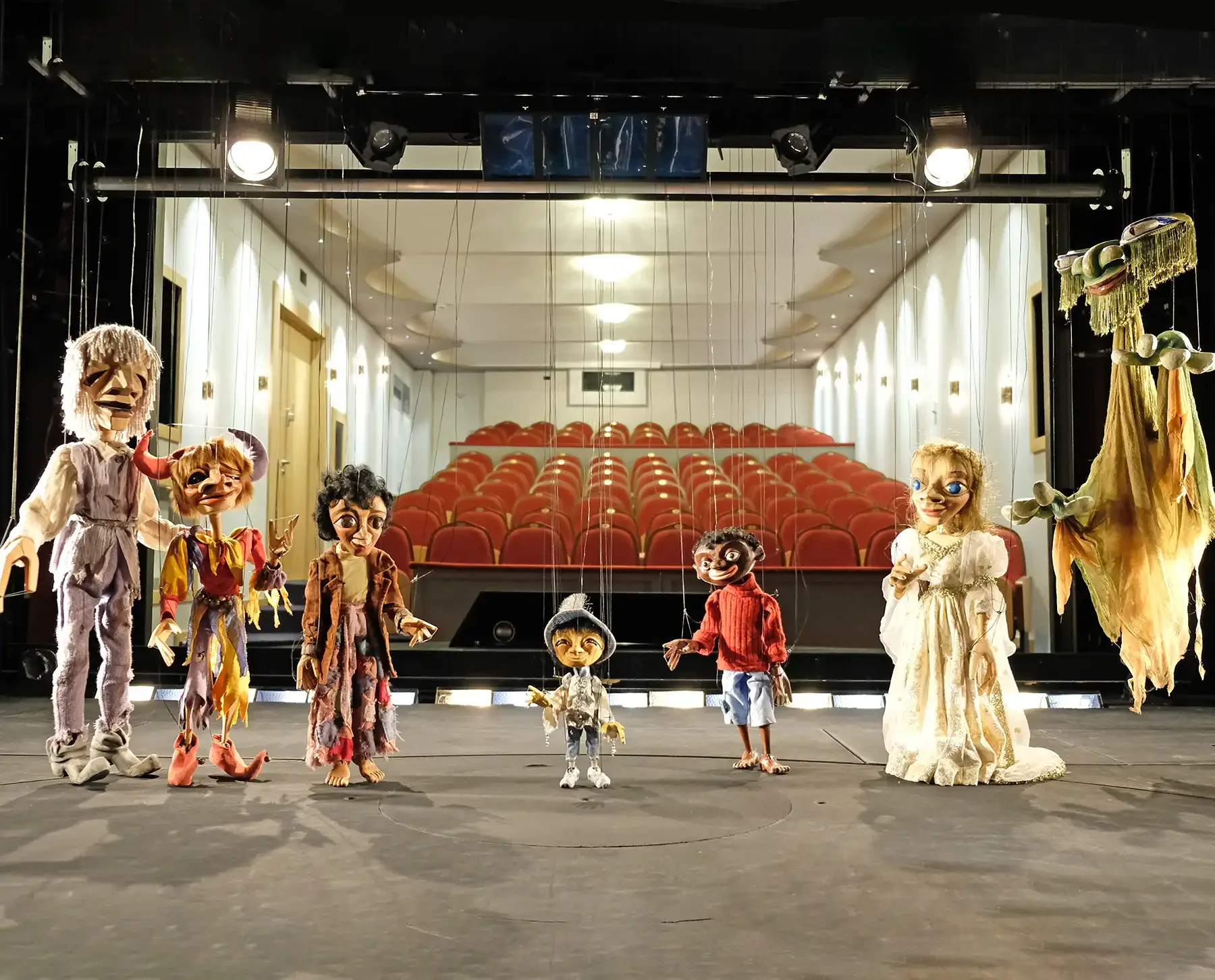 Marionetten auf der Bühne des Düsseldorfer Marionetten-Theaters mit Blick in den Zuschauerraum