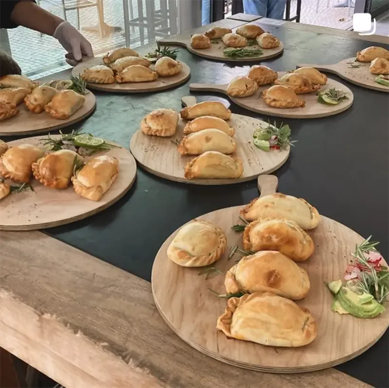 Handgemachte Empanadas auf einem Tisch im KIT Café