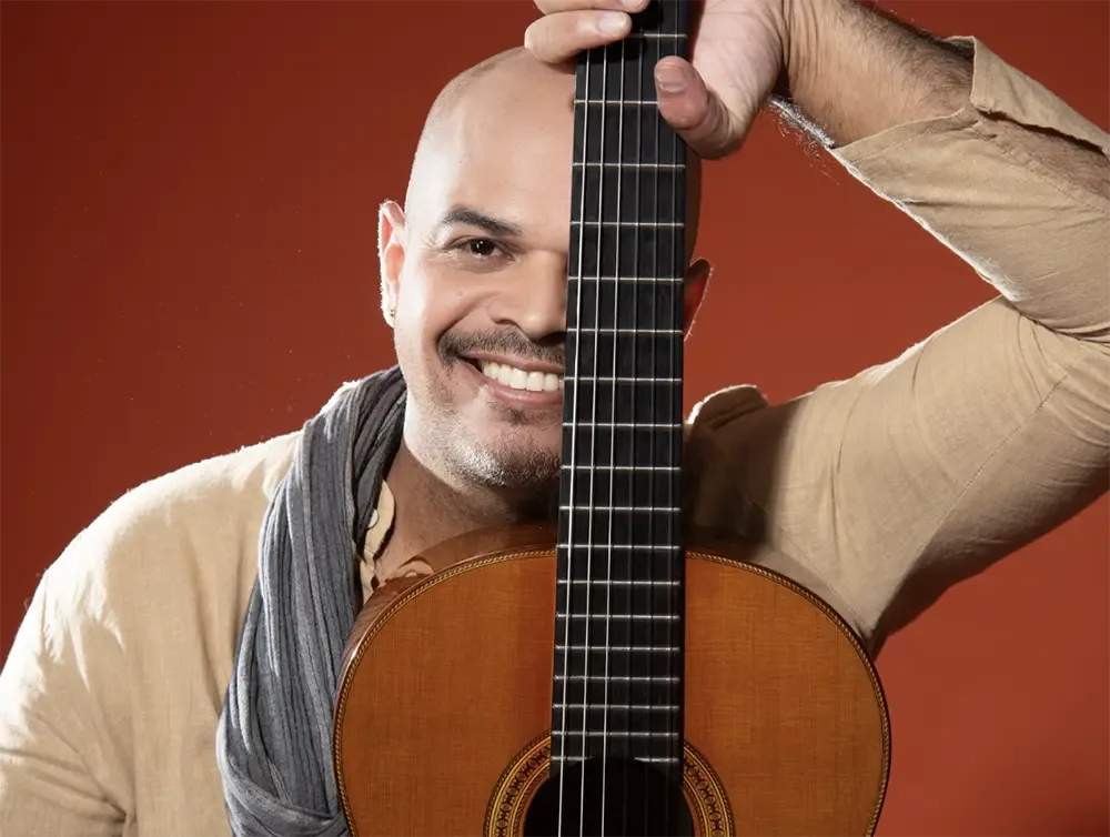 Marcel Powell mit seiner Gitarre