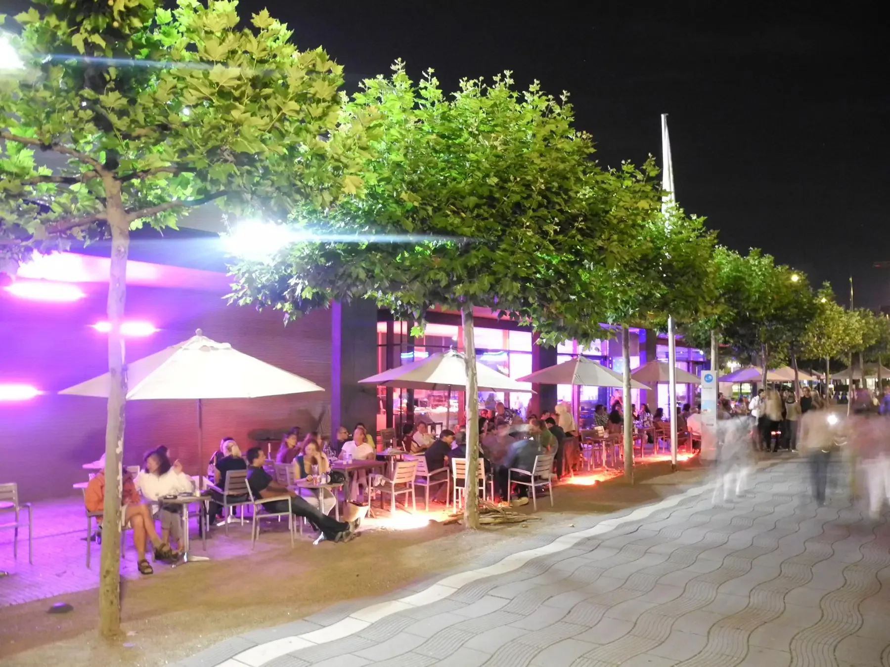Belebte Terrasse des KIT Cafés an einem Sommerabend
