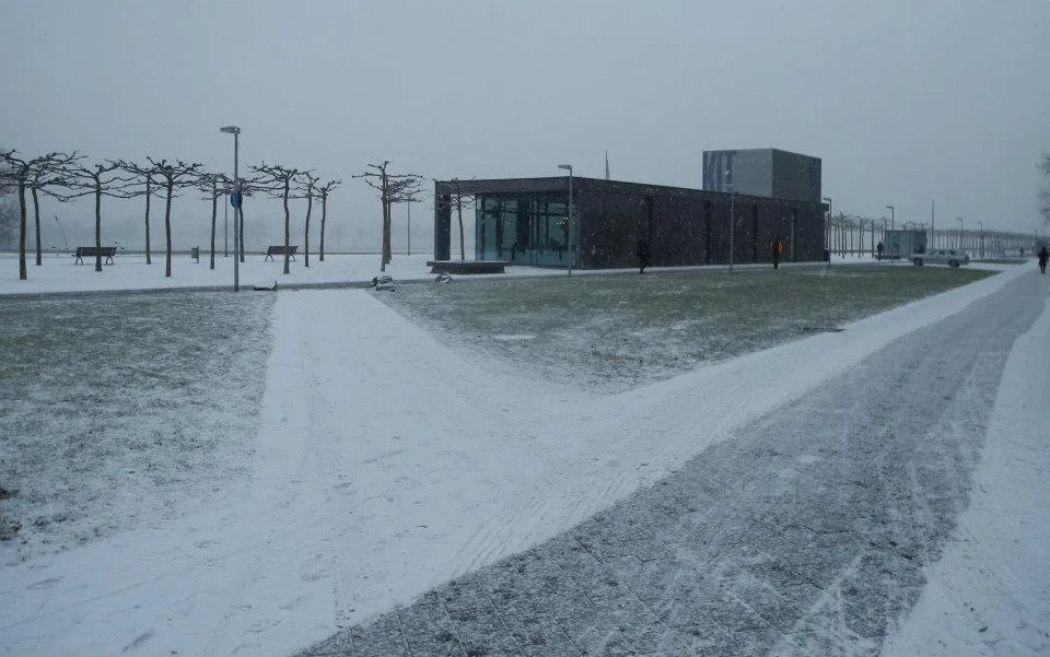KIT Café am verschneiten Rheinufer in Düsseldorf