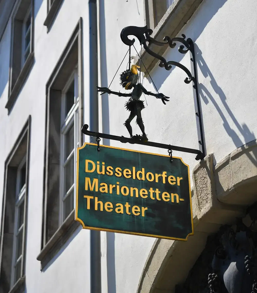 Schild des Düsseldorfer Marionetten-Theaters am Eingang in der Bilker Straße
